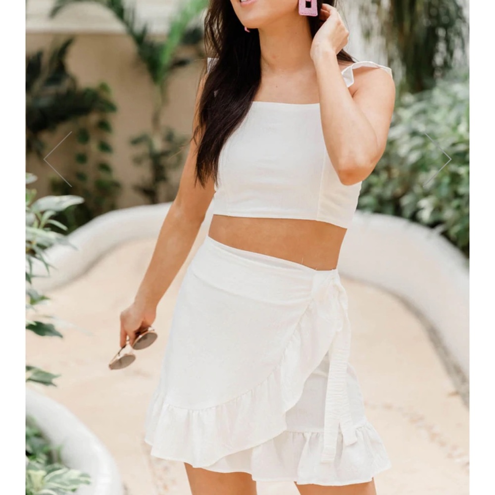 Pink lily 2 piece white outfit